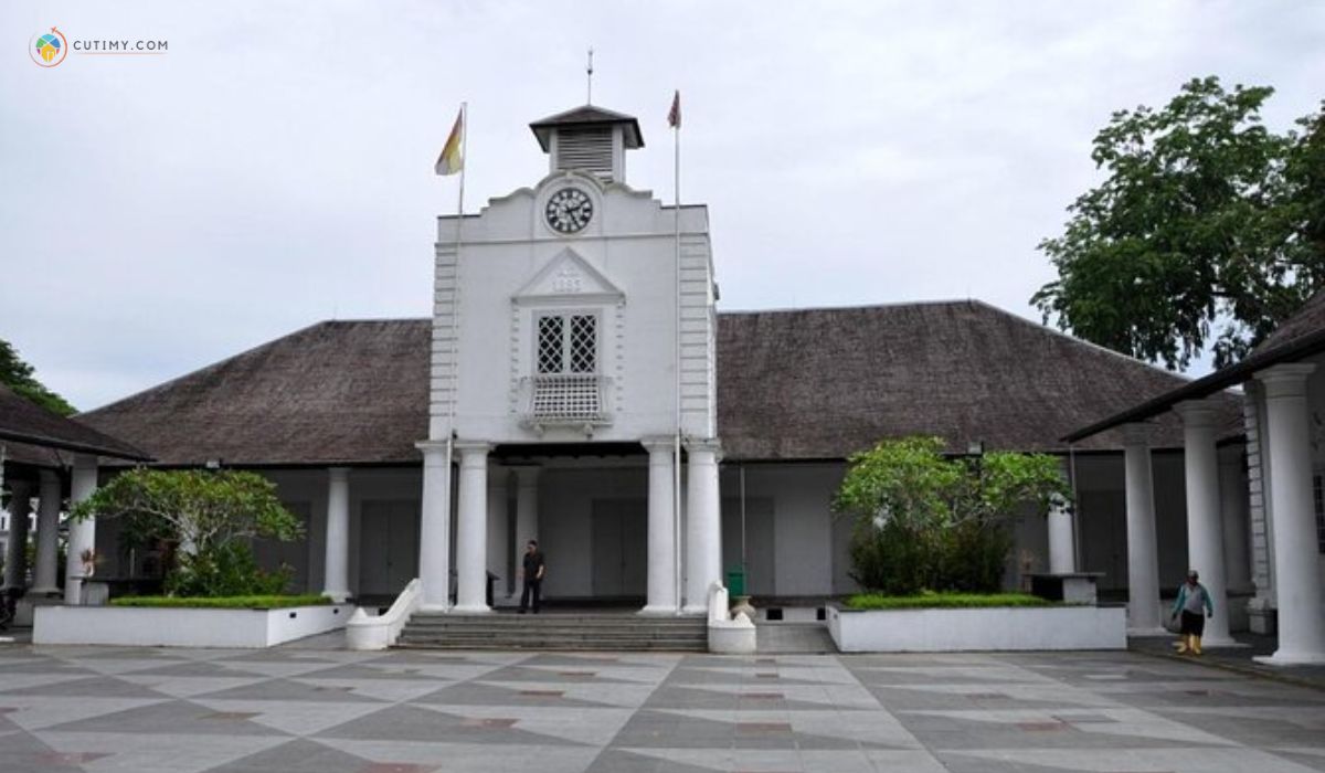 imej Tempat Bersejarah di Sarawak The Old Court House Kuching